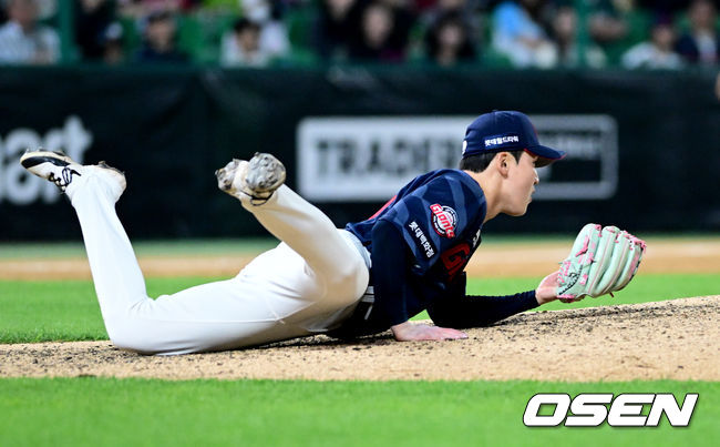 [OSEN=인천, 조은정 기자]1일 오후 인천 문학동 SSG랜더스필드에서 ‘2026 신한 SOL BANK KBO리그’ SSG 랜더스와 롯데 자이언츠의 경기가 진행됐다. 9회말 2사 1,2루에서 롯데 최준용이 SSG 최준우의 강습타구를 직접 포구, 아웃처리하고 있다. 2026.05.01 /cej@osen.co.kr