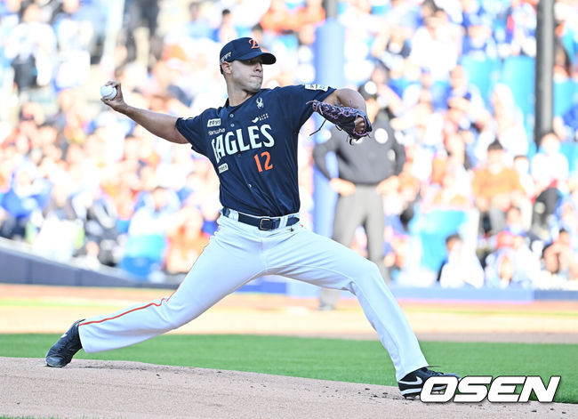 [OSEN=대구, 이석우 기자] 1일 대구삼성라이온즈파크에서 2026 신한 SOL KBO 리그 삼성 라이온즈와 한화 이글스의 경기가 열렸다. 홈팀 삼성은 원태인이, 방문팀 한화는 에르난데스가 선발 출전했다. 한화 이글스 선발 투수 에르난데스가 역투하고 있다. 2026.05.01 / foto0307@osen.co.kr
