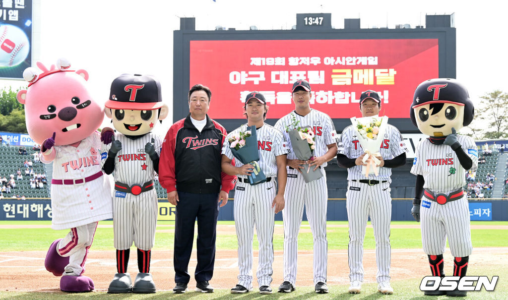 9일 오후 서울 잠실야구장에서 ‘2023 신한은행 SOL KBO리그’ 두산 베어스와 롯데 자이언츠의 경기가 열렸다. 경기 전LG 차명석 단장이 항저우 아시안게임에서 금메달을 획득한 LG 정우영, 고우석, 문보경에게 꽃다발을 전달한 후 포즈를 취하고 있다. 2023.10.09 /cej@osen.co.kr