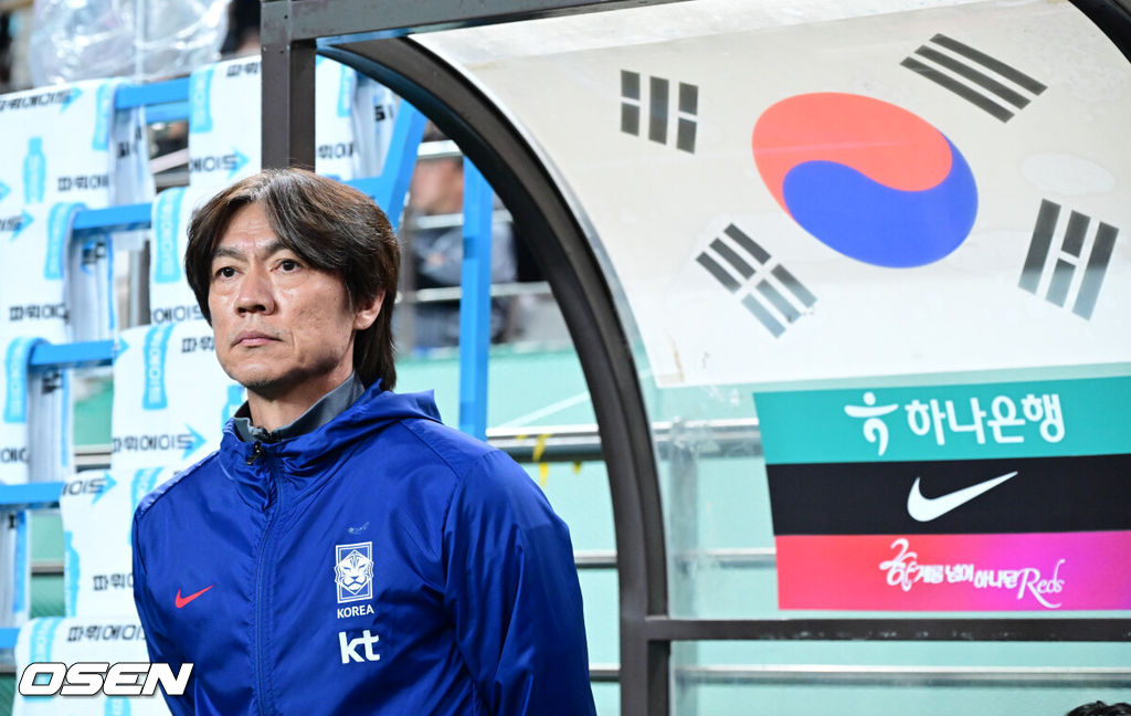 홍명보 감독이 이끄는 대한민국 대표팀과 파라과이의 A매치 평가전이 14일 오후 서울월드컵경기장에서 열렸다.'남미 강호' 파라과이는 지난 10일 일본 원정에서 2-2 무승부를 거두고 온 팀이다. 이번 경기는 홍명보호의 2026 북중미 월드컵 포트 배정을 두고도 중요한 일전이다. 현재 한국은 오스트리아, 호주, 에콰도르와 치열한 포트 2 막차 경쟁을 벌이고 있다.경기 전 대한민국 홍명보 감독이 그라운드를 바라보고 있다. 2025.10.14 /cej@osen.co.kr