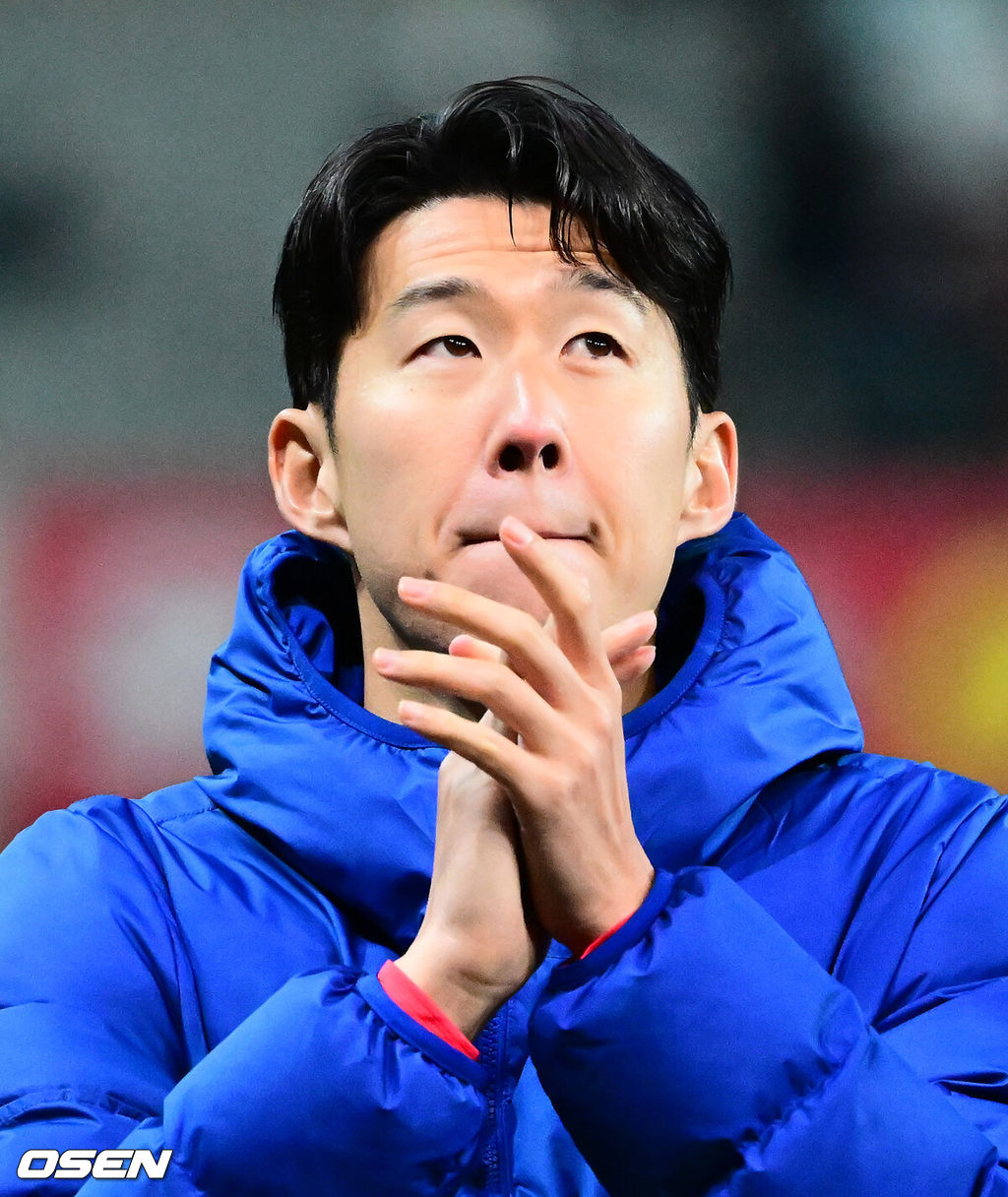 홍명보 감독이 이끄는 한국 축구대표팀이 18일 오후 8시 서울월드컵경기장에서 열린 11월 A매치 두 번째 친선경기에서 '아프리카 강호' 가나를 상대로 1-0 승리했다.내달 2026 국제축구연맹(FIFA) 북중미 월드컵 조 추첨을 앞두고 열리는 마지막 평가전이었다. 한국은 가나까지 잡아내면서 사상 최초로 월드컵 포트 2를 확정하게 됐다. 이로써 대표팀은 홍명보 감독이 부임한 뒤 처음으로 A매치 2연전에서 나란히 승리를 거두게 됐다.경기를 마치고 대한민국 손흥민이 팬들에게 인사를 하고 있다. 2025.11.18 /jpnews@osen.co.kr