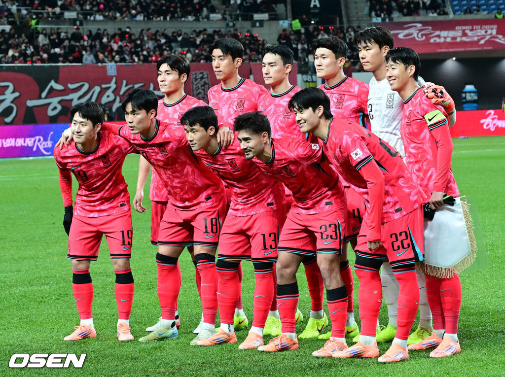 홍명보 감독이 이끄는 한국 축구대표팀이 18일 오후 8시 서울월드컵경기장에서 열린 11월 A매치 두 번째 친선경기에서 '아프리카 강호' 가나를 상대로 1-0 승리했다.내달 2026 국제축구연맹(FIFA) 북중미 월드컵 조 추첨을 앞두고 열리는 마지막 평가전이었다. 한국은 가나까지 잡아내면서 사상 최초로 월드컵 포트 2를 확정하게 됐다. 이로써 대표팀은 홍명보 감독이 부임한 뒤 처음으로 A매치 2연전에서 나란히 승리를 거두게 됐다.경기에 앞서 대한민국 베스트 11 선수들이 포즈를 취하고 있다. 2025.11.18 /jpnews@osen.co.kr