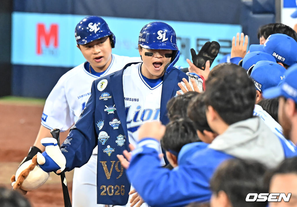 1일 대구삼성라이온즈파크에서 2026 신한 SOL KBO 리그 삼성 라이온즈와 한화 이글스의 경기가 열렸다. 홈팀 삼성은 원태인이, 방문팀 한화는 에르난데스가 선발 출전했다. 삼성 라이온즈 박승규가 7회말 2사 2루 좌월 역전 2점 홈런을 치고 동료들의 축하를 받고 있다. 2026.05.01 / foto0307@osen.co.kr