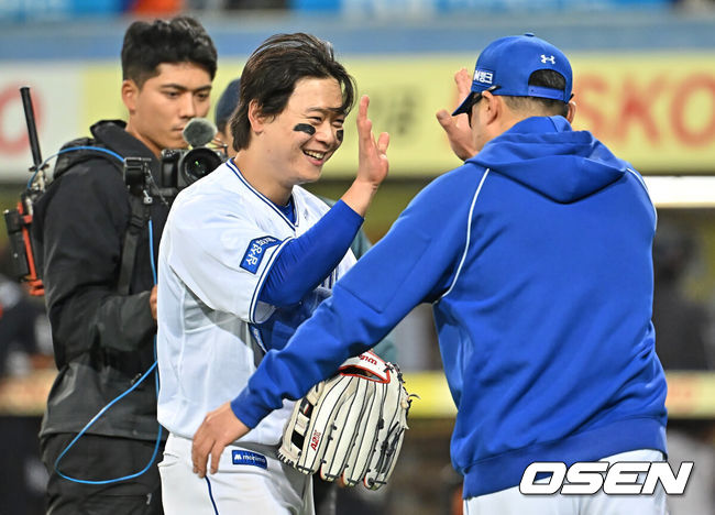 [OSEN=대구, 이석우 기자] 1일 대구삼성라이온즈파크에서 2026 신한 SOL KBO 리그 삼성 라이온즈와 한화 이글스의 경기가 열렸다. 홈팀 삼성은 원태인이, 방문팀 한화는 에르난데스가 선발 출전했다. 삼성 라이온즈 박승규가 한화 이글스에 4-3으로 승리한 후 박진만 감독과 하이파이브를 하고 있다. 2026.05.01 / foto0307@osen.co.kr