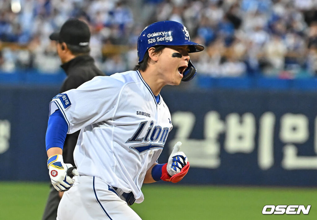 1일 대구삼성라이온즈파크에서 2026 신한 SOL KBO 리그 삼성 라이온즈와 한화 이글스의 경기가 열렸다. 홈팀 삼성은 원태인이, 방문팀 한화는 에르난데스가 선발 출전했다. 삼성 라이온즈 박승규가 7회말 2사 2루 좌월 역전 2점 홈런을 치고 환호하고 있다. 2026.05.01 / foto0307@osen.co.kr