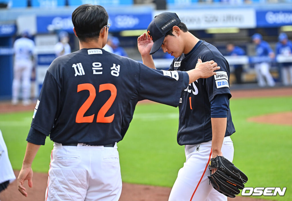 2일 대구삼성라이온즈파크에서 2026 신한 SOL KBO 리그 삼성 라이온즈와 한화 이글스의 경기가 열렸다. 홈팀 삼성은 장찬희가, 방문팀 한화는 문동주가 선발 출전했다. 한화 이글스 선발 투수 문동주가 1회말 교체되고 있다. 2026.05.02 / foto0307@osen.co.kr