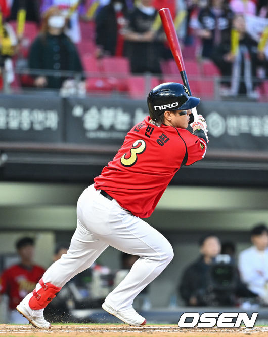 [OSEN=광주, 박준형 기자] 1일 오후 광주 북구 광주기아챔피언스필드에서 2026 신한 SOL KBO리그 KIA 타이거즈와 KT 위즈의 경기가 진행됐다.이날 KIA는 양현종을, KT는 고영표를 선발투수로 내세웠다.6회말 2사 KIA 김선빈이 2루타를 날리고 있다. 2026.05.01 / soul1014@osen.co.kr