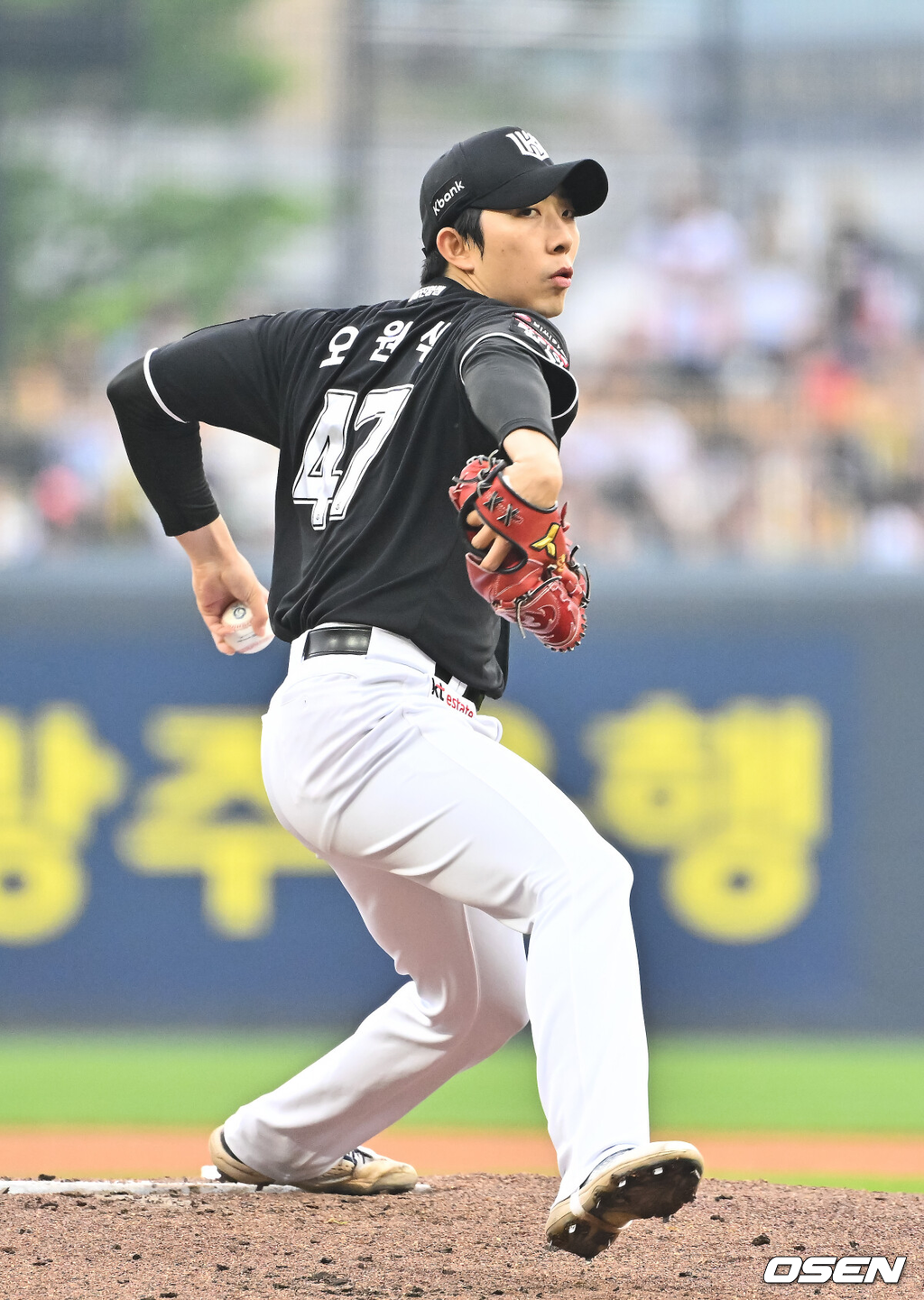 2일 오후 광주 북구 광주기아챔피언스필드에서 2026 신한 SOL KBO리그 KIA 타이거즈와 KT 위즈의 경기가 진행됐다.이날 KIA는 황동하를, KT는 오원석을 선발투수로 내세웠다.1회말 KT 선발투수 오원석이 역투하고 있다. 2026.05.02 / soul1014@osen.co.kr