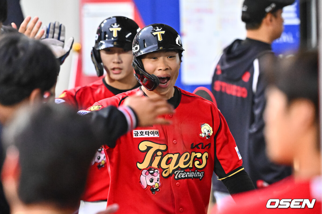 2일 오후 광주 북구 광주기아챔피언스필드에서 2026 신한 SOL KBO리그 KIA 타이거즈와 KT 위즈의 경기가 진행됐다.이날 KIA는 황동하를, KT는 오원석을 선발투수로 내세웠다.6회말 2사 1루 KIA 박재현이 2점 홈런을 날리고 동료들의 축하를 받고 있다. 2026.05.02 / soul1014@osen.co.kr