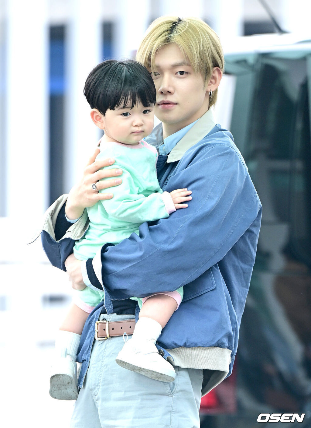 그룹 투모로우바이투게더(TXT) 연준이 2일 오후 해외 일정 참석을 위해 말레이시아 쿠알라룸푸르로 출국했다.투모로우바이투게더(TXT) 연준은 말레이시아에서 열리는 브랜드 행사에 참석할 예정이다.투모로우바이투게더(TXT) 연준이 출국을 앞두고 관찰예능을 함께하는 아기와 인사를 나누고 있다. 2026.05.02 / dreamer@osen.co.kr