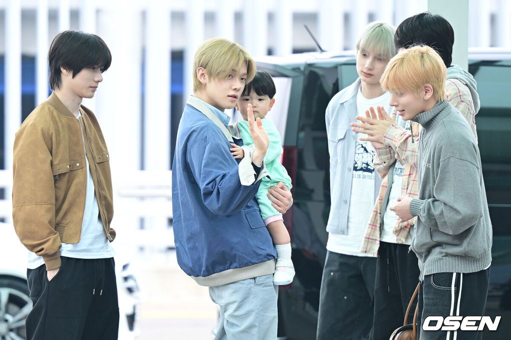 그룹 투모로우바이투게더(TXT) 연준이 2일 오후 해외 일정 참석을 위해 말레이시아 쿠알라룸푸르로 출국했다.투모로우바이투게더(TXT) 연준은 말레이시아에서 열리는 브랜드 행사에 참석할 예정이다.투모로우바이투게더(TXT) 연준이 출국장으로 향하며 인사를 전하고 있다. 2026.05.02 / dreamer@osen.co.kr