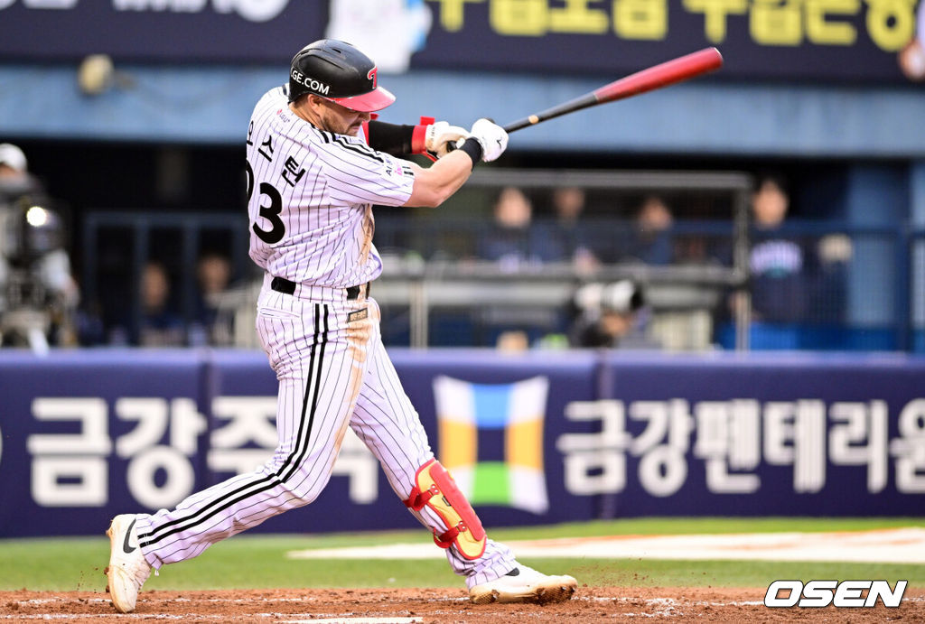 2일 서울 잠실야구장에서 ‘2026 신한 SOL KBO리그’ LG 트윈스와 NC 다이노스의 경기가 열렸다.홈팀 LG는 송승기, 방문팀 NC는 버하겐을 선발로 내세웠다. 3회말 2사 1,2루에서 LG 오스틴이 3점 홈런을 날리고 있다. 2026.05.02 /cej@osen.co.kr