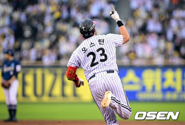 [OSEN=잠실, 조은정 기자]2일 서울 잠실야구장에서 ‘2026 신한 SOL KBO리그’ LG 트윈스와 NC 다이노스의 경기가 열렸다.홈팀 LG는 송승기, 방문팀 NC는 버하겐을 선발로 내세웠다. 3회말 2사 1,2루에서 LG 오스틴이 3점 홈런을 날린 뒤 베이스를 돌고 있다. 2026.05.02 /cej@osen.co.kr