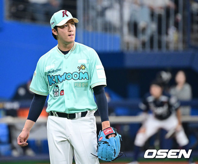 [OSEN=고척, 최규한 기자] 2일 서울 고척스카이돔에서 ‘2026 신한 SOL KBO리그’ 키움 히어로즈와 두산 베어스의 경기가 열렸다.홈팀 키움은 안우진, 방문팀 두산은 웨스 벤자민을 선발투수로 내세웠다. 4회초 2실점한 키움 선발 안우진이 이닝을 마친 뒤 더그아웃으로 향하고 있다. 2026.05.02 / dreamer@osen.co.kr