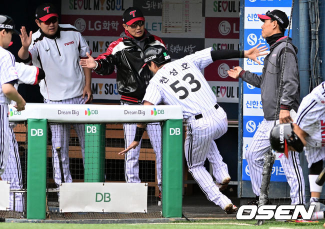 [OSEN=잠실, 조은정 기자]2일 서울 잠실야구장에서 ‘2026 신한 SOL KBO리그’ LG 트윈스와 NC 다이노스의 경기가 열렸다.홈팀 LG는 송승기, 방문팀 NC는 버하겐을 선발로 내세웠다. 1회말 1사 만루에서 LG 박해민 희생타에 득점을 올린 천성호가 더그아웃으로 향하던 중 삐끗하고 있다. 2026.05.02 /cej@osen.co.kr