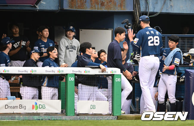[OSEN=잠실, 조은정 기자]2일 서울 잠실야구장에서 ‘2026 신한 SOL KBO리그’ LG 트윈스와 NC 다이노스의 경기가 열렸다.홈팀 LG는 송승기, 방문팀 NC는 버하겐을 선발로 내세웠다. 2회말 2사 1,3루에서 NC 버하겐이 강판되고 있다. 2026.05.02 /cej@osen.co.kr