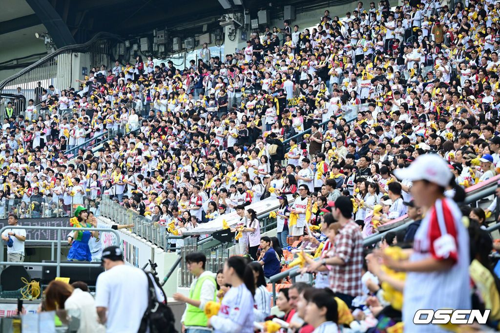2일 서울 잠실야구장에서 ‘2026 신한 SOL KBO리그’ LG 트윈스와 NC 다이노스의 경기가 열렸다.홈팀 LG는 송승기, 방문팀 NC는 버하겐을 선발로 내세웠다. 만원관중이 응원을 펼치고 있다. 2026.05.02 /cej@osen.co.kr