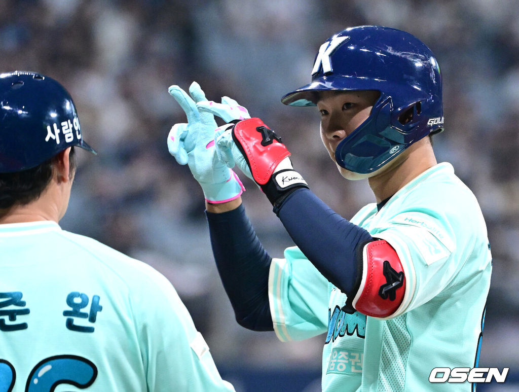 2일 서울 고척스카이돔에서 ‘2026 신한 SOL KBO리그’ 키움 히어로즈와 두산 베어스의 경기가 열렸다.홈팀 키움은 안우진, 방문팀 두산은 웨스 벤자민을 선발투수로 내세웠다. 4회말 1사 2, 3루 상황 키움 권혁빈이 역전 2타점 적시타를 날리고 1루에 안착해 기뻐하고 있다. 2026.05.02 / dreamer@osen.co.kr