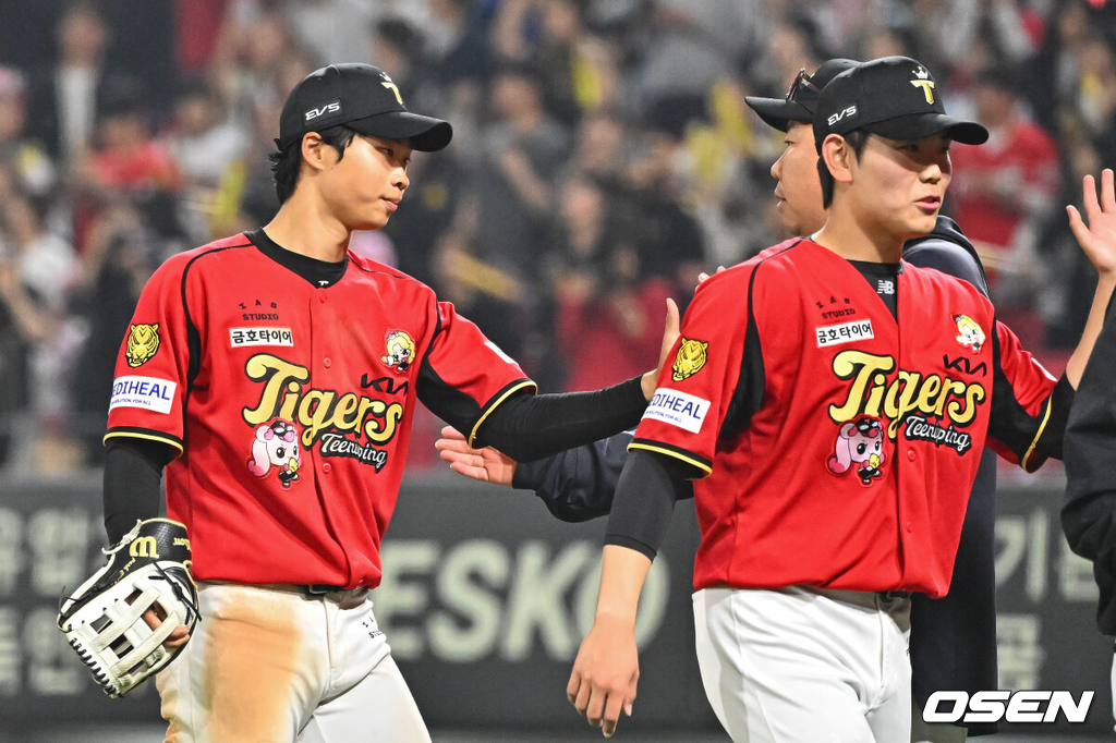 KIA 타이거즈가 설욕에 성공했다. 2일 광주-기아 챔피언스필드에서 열린 2026 프로야구 선두 KT 위즈와의 경기를 6-0으로 승리했다. 선발 황동하가 7이닝 무실점의 역투를 펼쳐 승리의 발판을 놓았다. 박재현이 2점 홈런 포함 4안타를 터트려 타선을 이끌었다.경기종료 후 홈런 포함 4안타 2타점 1도루 맹활약 펼친 KIA 박재현이 이범호 감독과 하이파이브를 하고 있다. 2026.05.02 / soul1014@osen.co.kr