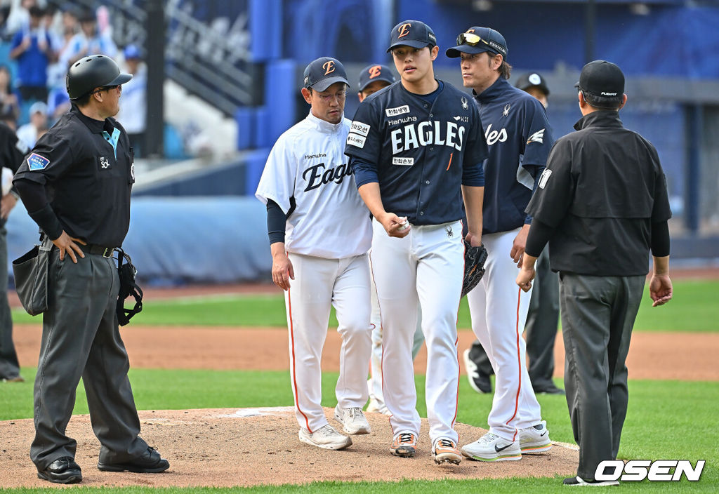 2일 대구삼성라이온즈파크에서 2026 신한 SOL KBO 리그 삼성 라이온즈와 한화 이글스의 경기가 열렸다. 홈팀 삼성은 장찬희가, 방문팀 한화는 문동주가 선발 출전했다. 한화 이글스 선발 투수 문동주가 1회말 교체되고 있다. 2026.05.02 / foto0307@osen.co.kr