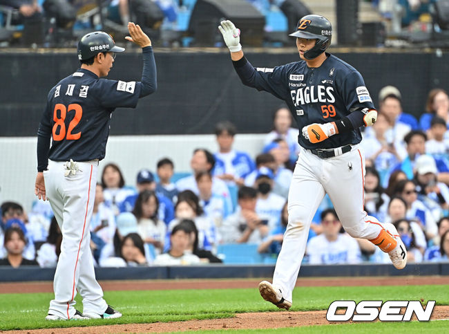 [OSEN=대구, 이석우 기자] 2일 대구삼성라이온즈파크에서 2026 신한 SOL KBO 리그 삼성 라이온즈와 한화 이글스의 경기가 열렸다. 홈팀 삼성은 장찬희가, 방문팀 한화는 문동주가 선발 출전했다. 한화 이글스 허인서가 2회초 무사 1루 좌월 2점 홈런을 치고 하이파이브를 하고 있다. 2026.05.02 / foto0307@osen.co.kr