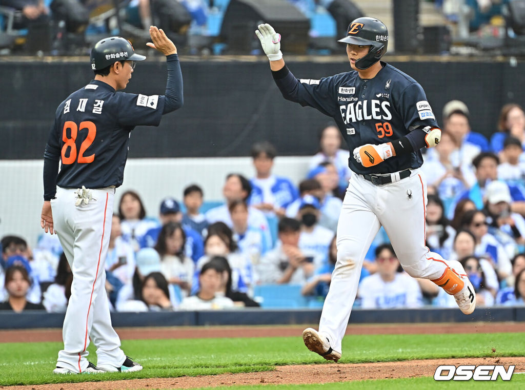 2일 대구삼성라이온즈파크에서 2026 신한 SOL KBO 리그 삼성 라이온즈와 한화 이글스의 경기가 열렸다. 홈팀 삼성은 장찬희가, 방문팀 한화는 문동주가 선발 출전했다. 한화 이글스 허인서가 2회초 무사 1루 좌월 2점 홈런을 치고 하이파이브를 하고 있다. 2026.05.02 / foto0307@osen.co.kr