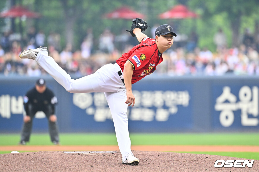 2일 오후 광주 북구 광주기아챔피언스필드에서 2026 신한 SOL KBO리그 KIA 타이거즈와 KT 위즈의 경기가 진행됐다.이날 KIA는 황동하를, KT는 오원석을 선발투수로 내세웠다.1회말 KIA 선발투수 황동하가 역투하고 있다. 2026.05.02 / soul1014@osen.co.kr