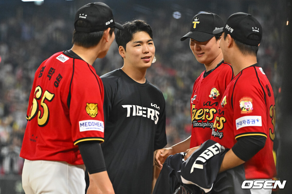 KIA 타이거즈가 설욕에 성공했다. 2일 광주-기아 챔피언스필드에서 열린 2026 프로야구 선두 KT 위즈와의 경기를 6-0으로 승리했다. 선발 황동하가 7이닝 무실점의 역투를 펼쳐 승리의 발판을 놓았다. 박재현이 2점 홈런 포함 4안타를 터트려 타선을 이끌었다.경기종료 후 7이닝 무실점 승리투수가 된 KIA 황동하가 동료들의 축하를 받고 있다. 2026.05.02 / soul1014@osen.co.kr
