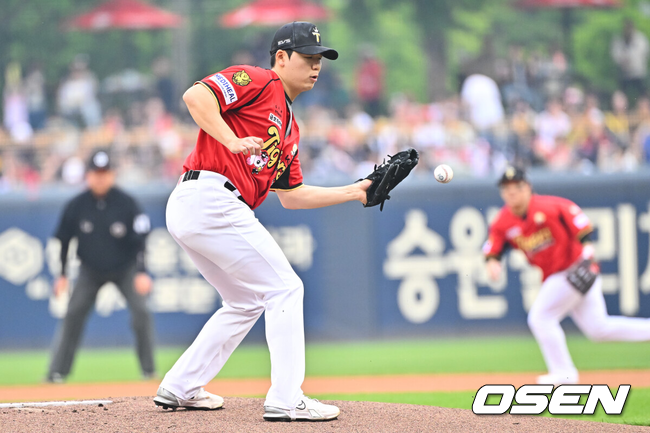[OSEN=광주, 박준형 기자] 2일 오후 광주 북구 광주기아챔피언스필드에서 2026 신한 SOL KBO리그 KIA 타이거즈와 KT 위즈의 경기가 진행됐다.이날 KIA는 황동하를, KT는 오원석을 선발투수로 내세웠다.1회말 KT 선두타자 김민혁의 내야땅볼때 KIA 선발투수 황동하가 타구를 잡아내고 있다 2026.05.02 / soul1014@osen.co.kr