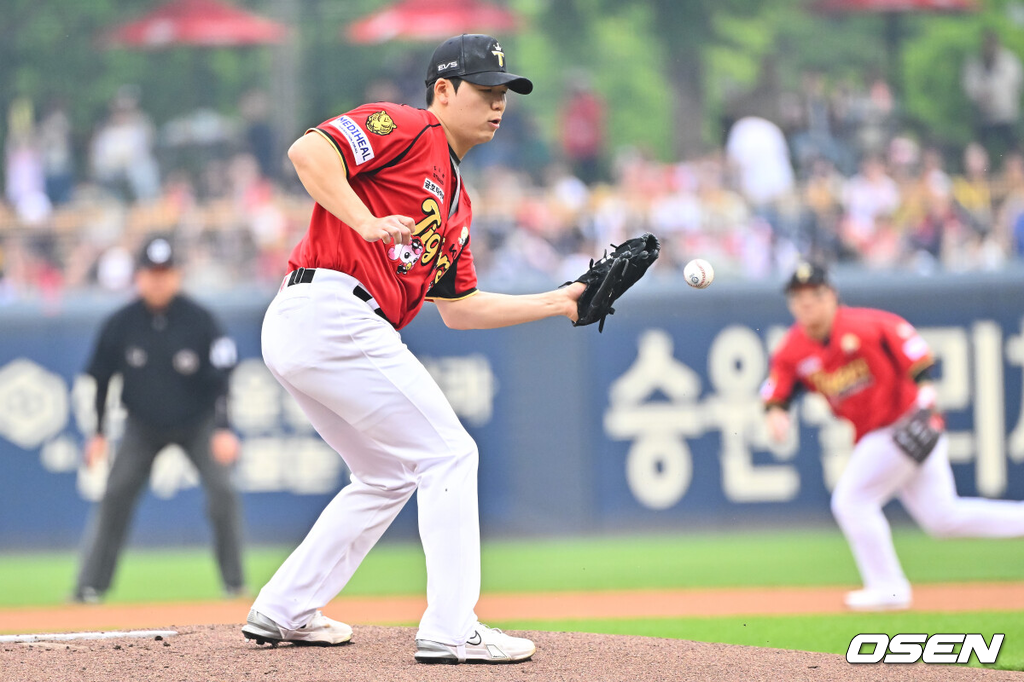 2일 오후 광주 북구 광주기아챔피언스필드에서 2026 신한 SOL KBO리그 KIA 타이거즈와 KT 위즈의 경기가 진행됐다.이날 KIA는 황동하를, KT는 오원석을 선발투수로 내세웠다.1회말 KT 선두타자 김민혁의 내야땅볼때 KIA 선발투수 황동하가 타구를 잡아내고 있다 2026.05.02 / soul1014@osen.co.kr