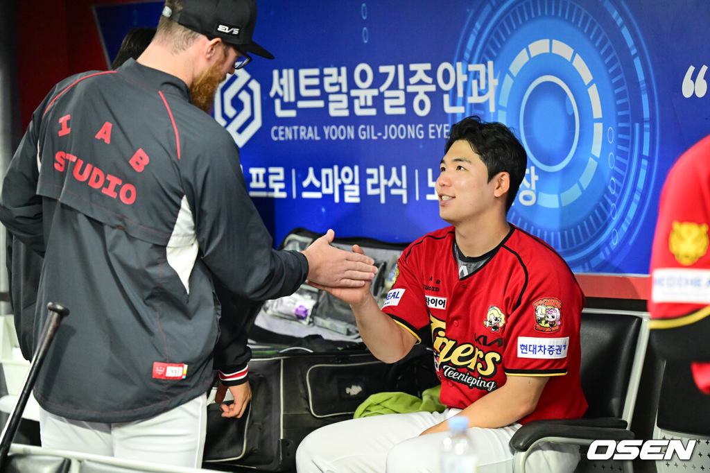 2일 오후 광주 북구 광주기아챔피언스필드에서 2026 신한 SOL KBO리그 KIA 타이거즈와 KT 위즈의 경기가 진행됐다.이날 KIA는 황동하를, KT는 오원석을 선발투수로 내세웠다.7회초 이닝종료 후 KIA 선발투수 황동하가 올러와 하이파이브를 하고 있다. 2026.05.02 / soul1014@osen.co.kr