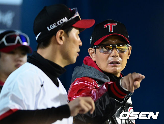 [OSEN=잠실, 조은정 기자]2일 서울 잠실야구장에서 ‘2026 신한 SOL KBO리그’ LG 트윈스와 NC 다이노스의 경기가 열렸다.홈팀 LG는 송승기, 방문팀 NC는 버하겐을 선발로 내세웠다. LG 엽경엽 감독이 김광삼 코치와 대화하고 있다. 2026.05.02 /cej@osen.co.kr