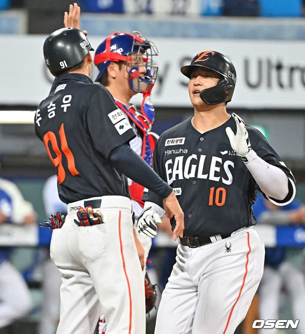 2일 대구삼성라이온즈파크에서 2026 신한 SOL KBO 리그 삼성 라이온즈와 한화 이글스의 경기가 열렸다. 홈팀 삼성은 장찬희가, 방문팀 한화는 문동주가 선발 출전했다. 한화 이글스 이진영이 7회초 2사 2루 좌중월 2점 홈런을 치고 하이파이브를 하고 있다. 2026.05.02 / foto0307@osen.co.kr
