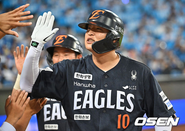 [OSEN=대구, 이석우 기자] 2일 대구삼성라이온즈파크에서 2026 신한 SOL KBO 리그 삼성 라이온즈와 한화 이글스의 경기가 열렸다. 홈팀 삼성은 장찬희가, 방문팀 한화는 문동주가 선발 출전했다. 한화 이글스 이진영이 7회초 2사 2루 좌중월 2점 홈런을 치고 하이파이브를 하고 있다. 2026.05.02 / foto0307@osen.co.kr