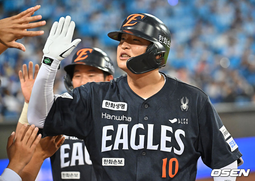 2일 대구삼성라이온즈파크에서 2026 신한 SOL KBO 리그 삼성 라이온즈와 한화 이글스의 경기가 열렸다. 홈팀 삼성은 장찬희가, 방문팀 한화는 문동주가 선발 출전했다. 한화 이글스 이진영이 7회초 2사 2루 좌중월 2점 홈런을 치고 하이파이브를 하고 있다. 2026.05.02 / foto0307@osen.co.kr