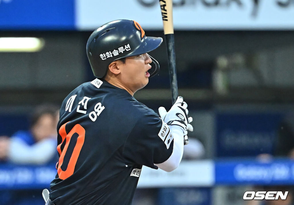 2일 대구삼성라이온즈파크에서 2026 신한 SOL KBO 리그 삼성 라이온즈와 한화 이글스의 경기가 열렸다. 홈팀 삼성은 장찬희가, 방문팀 한화는 문동주가 선발 출전했다. 한화 이글스 이진영이 6회초 1사 2,3루 중견수 왼쪽 2타점 안타를 치고 있다. 2026.05.02 / foto0307@osen.co.kr