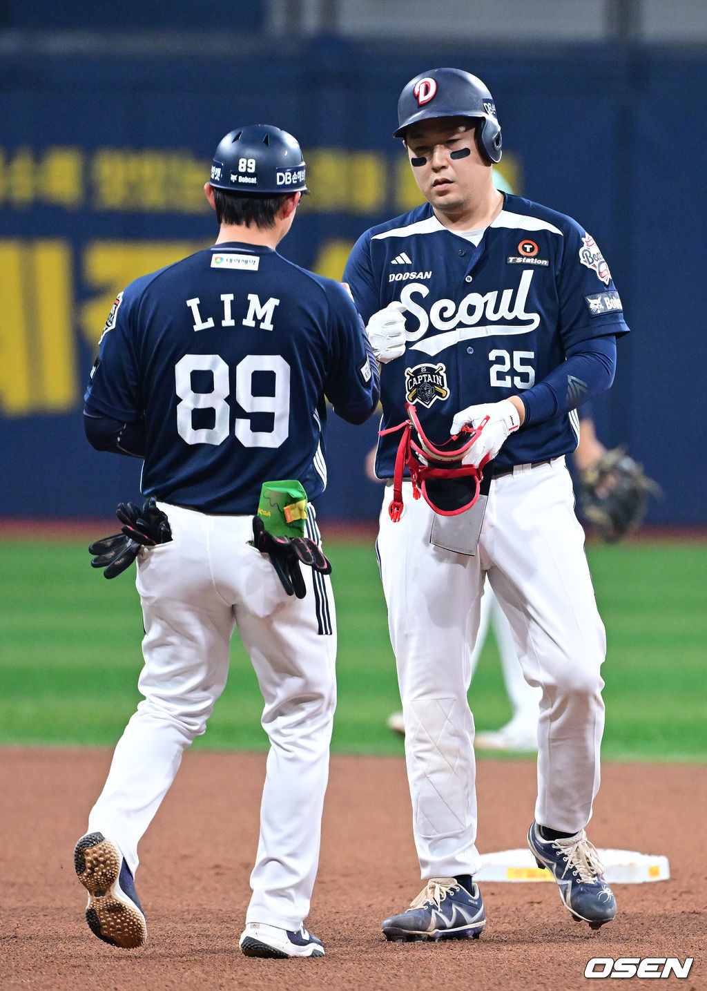 4회초 무사 1, 2루 상황 두산 양의지가 역전 2타점 2루타를 날리고 2루에 안착해 임재현 코치와 인사를 나누고 있다.