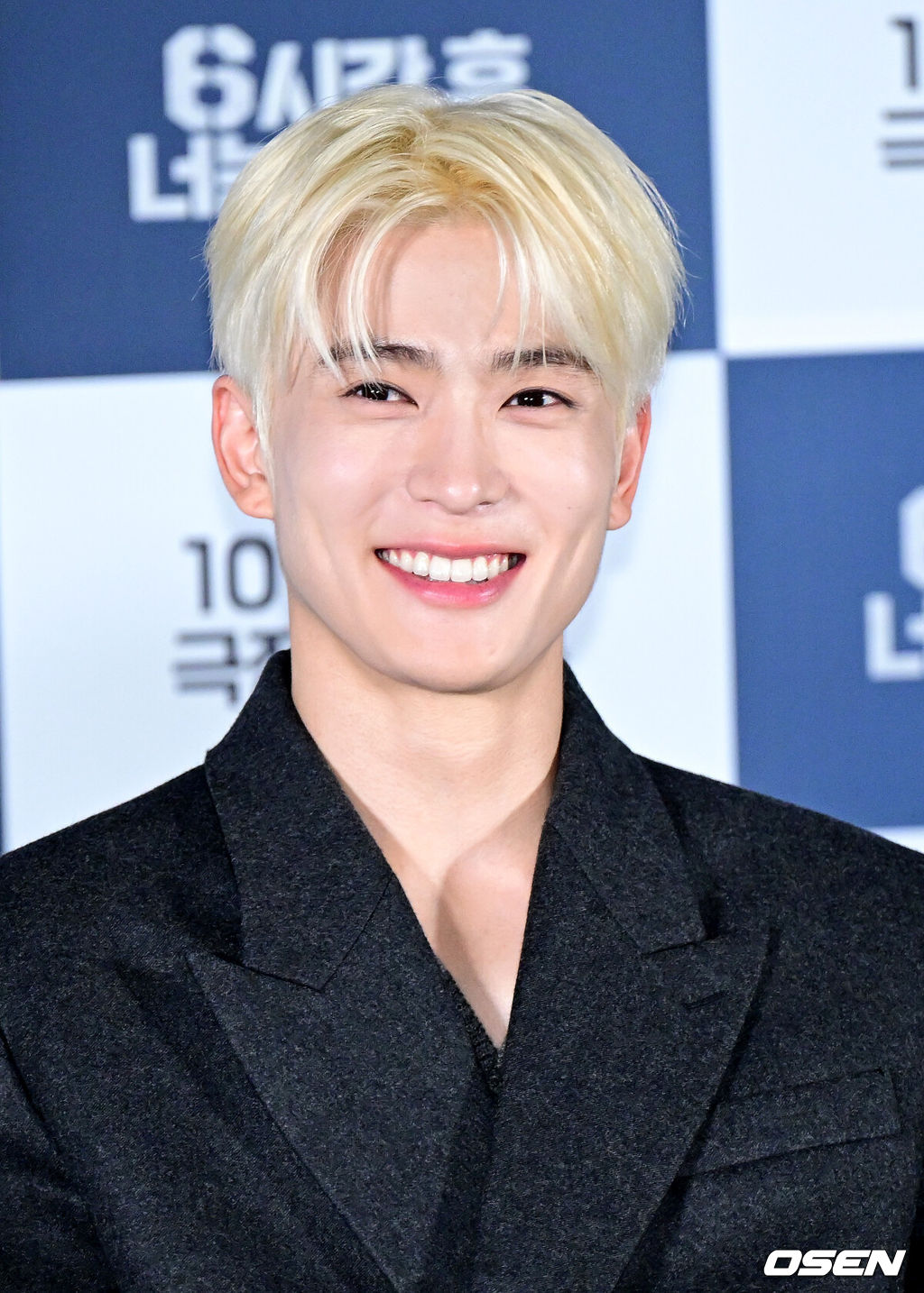 7일 오후 서울 용산 CGV에서 영화 ‘6시간 후 너는 죽는다’ (감독 이윤석) 언론시사회 및 간담회가 열렸다.영화 ‘6시간 후 너는 죽는다’는 길을 걷다 죽음 예언자 ‘준우’(정재현)에게 6시간 후 죽게 된다는 말을 듣게 된 ‘정윤’(박주현)이 예견된 미래를 바꾸기 위해 범인을 찾아가는 타임리미트 감성 미스터리 추리극이다.NCT 재현이 참석해 미소짓고 있다. 2024.10.07 / dreamer@osen.co.kr