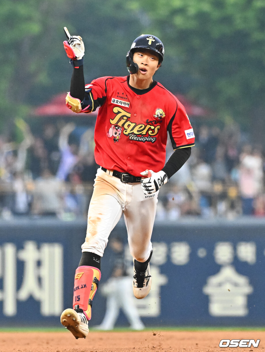 2일 오후 광주 북구 광주기아챔피언스필드에서 2026 신한 SOL KBO리그 KIA 타이거즈와 KT 위즈의 경기가 진행됐다.이날 KIA는 황동하를, KT는 오원석을 선발투수로 내세웠다.6회말 2사 1루 KIA 박재현이 2점 홈런을 날리고 베이스를 돌고 있다. 2026.05.02 / soul1014@osen.co.kr