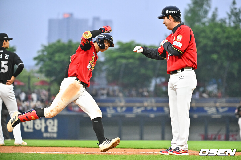 2일 오후 광주 북구 광주기아챔피언스필드에서 2026 신한 SOL KBO리그 KIA 타이거즈와 KT 위즈의 경기가 진행됐다.이날 KIA는 황동하를, KT는 오원석을 선발투수로 내세웠다.6회말 2사 1루 KIA 박재현이 2점 홈런을 날리고 베이스를 돌고 있다. 2026.05.02 / soul1014@osen.co.kr