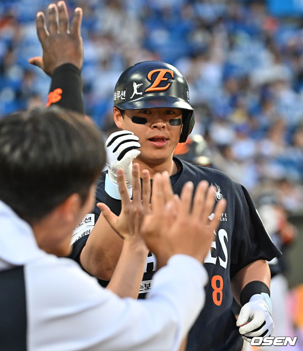 2일 대구삼성라이온즈파크에서 2026 신한 SOL KBO 리그 삼성 라이온즈와 한화 이글스의 경기가 열렸다. 홈팀 삼성은 장찬희가, 방문팀 한화는 문동주가 선발 출전했다. 한화 이글스 노시환이 6회초 2사 1루 좌중월 2점 홈런을 치고 하이파이브를 하고 있다. 2026.05.02 / foto0307@osen.co.kr