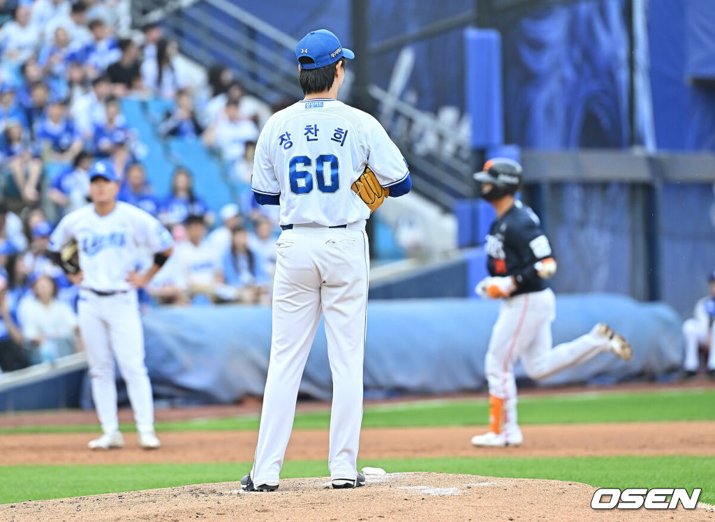 2일 대구삼성라이온즈파크에서 2026 신한 SOL KBO 리그 삼성 라이온즈와 한화 이글스의 경기가 열렸다. 홈팀 삼성은 장찬희가, 방문팀 한화는 문동주가 선발 출전했다. 삼성 라이온즈 선발 투수 장찬희가 2회초 무사 1루 한화 이글스 허인서에게 좌월 2점 홈런을 맞고 타구를 바라보고 있다. 2026.05.02 / foto0307@osen.co.kr
