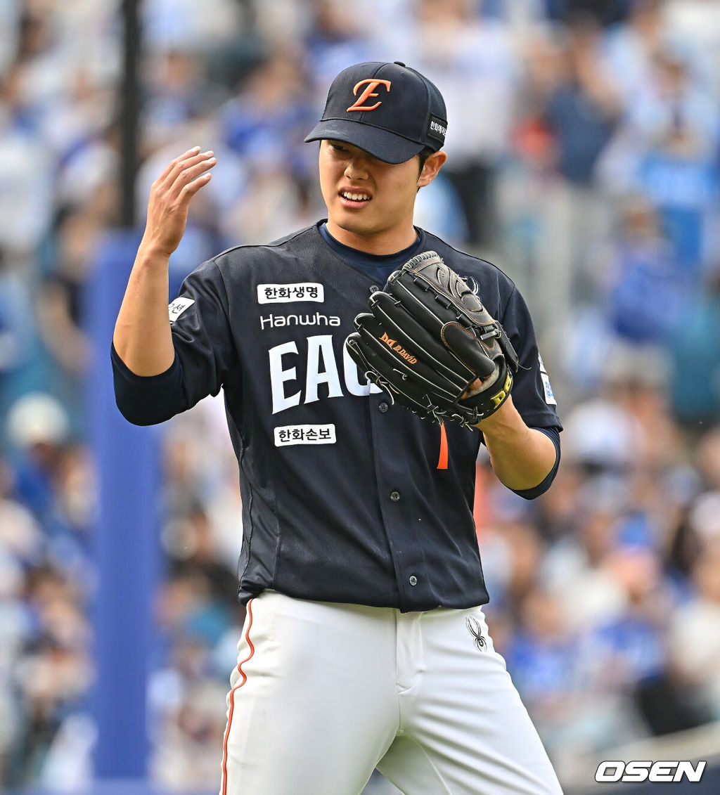 2일 대구삼성라이온즈파크에서 2026 신한 SOL KBO 리그 삼성 라이온즈와 한화 이글스의 경기가 열렸다. 홈팀 삼성은 장찬희가, 방문팀 한화는 문동주가 선발 출전했다. 한화 이글스 선발 투수 문동주가 1회말 좋지 않은 표정으로 코치진을 부르고 있다. 2026.05.02 / foto0307@osen.co.kr