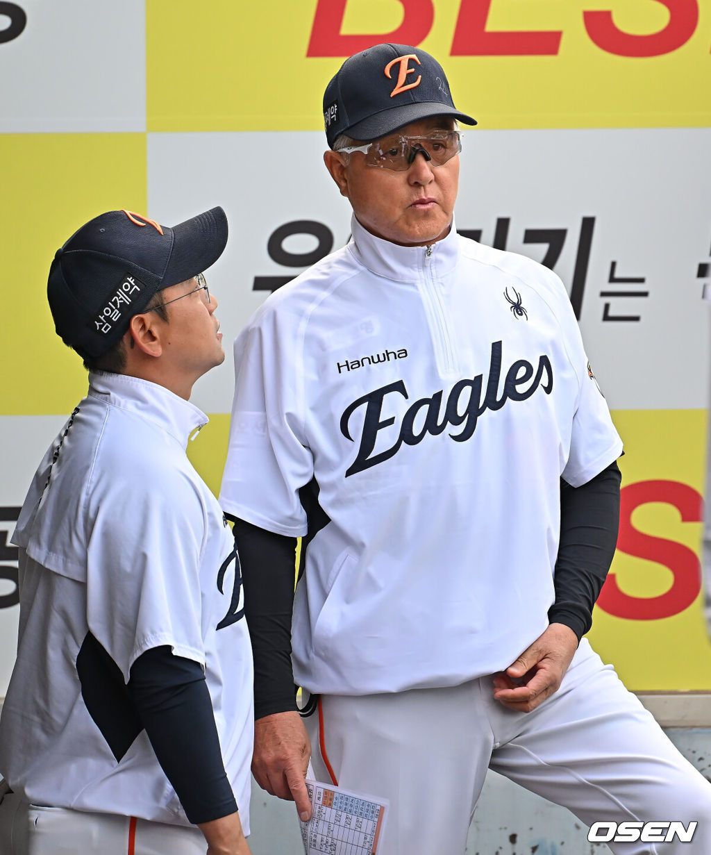 2일 대구삼성라이온즈파크에서 2026 신한 SOL KBO 리그 삼성 라이온즈와 한화 이글스의 경기가 열렸다. 홈팀 삼성은 장찬희가, 방문팀 한화는 문동주가 선발 출전했다. 한화 이글스 김경문 감독이 선발 투수 문동주가 1회말 교체를 요청하자 당황한 표정을 짓고 있다. 2026.05.02 / foto0307@osen.co.kr