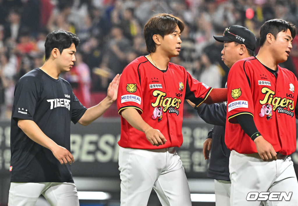 KIA 타이거즈가 설욕에 성공했다. 2일 광주-기아 챔피언스필드에서 열린 2026 프로야구 선두 KT 위즈와의 경기를 6-0으로 승리했다. 선발 황동하가 7이닝 무실점의 역투를 펼쳐 승리의 발판을 놓았다. 박재현이 2점 홈런 포함 4안타를 터트려 타선을 이끌었다.경기종료 후 KIA 이범호 감독이 7이닝 무실점 승리투수가 된 KIA 황동하와 하이파이브를 하고 있다. 2026.05.02 / soul1014@osen.co.kr