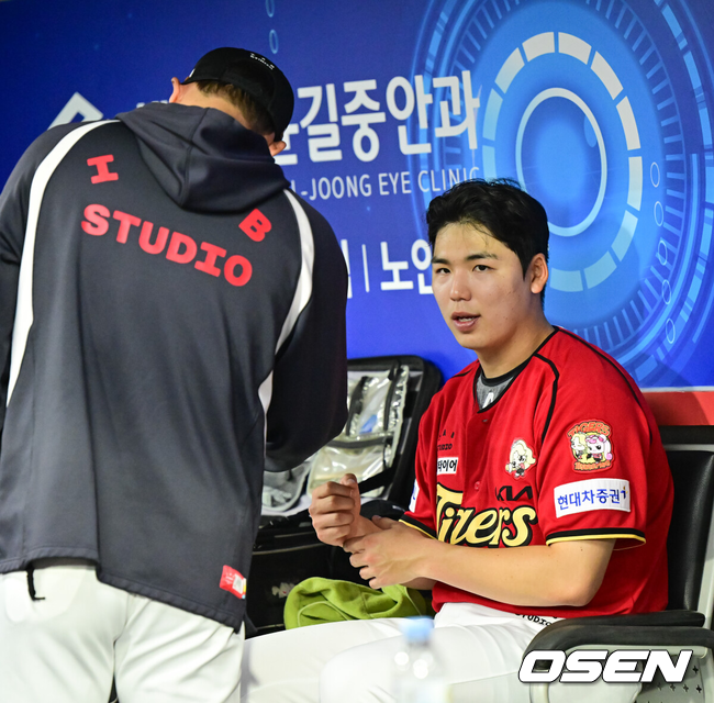 [OSEN=광주, 박준형 기자] 2일 오후 광주 북구 광주기아챔피언스필드에서 2026 신한 SOL KBO리그 KIA 타이거즈와 KT 위즈의 경기가 진행됐다.이날 KIA는 황동하를, KT는 오원석을 선발투수로 내세웠다.7회초 이닝종료 후 KIA 선발투수 황동하가 이동걸 코치와 하이파이브를 하고 있다. 2026.05.02 / soul1014@osen.co.kr