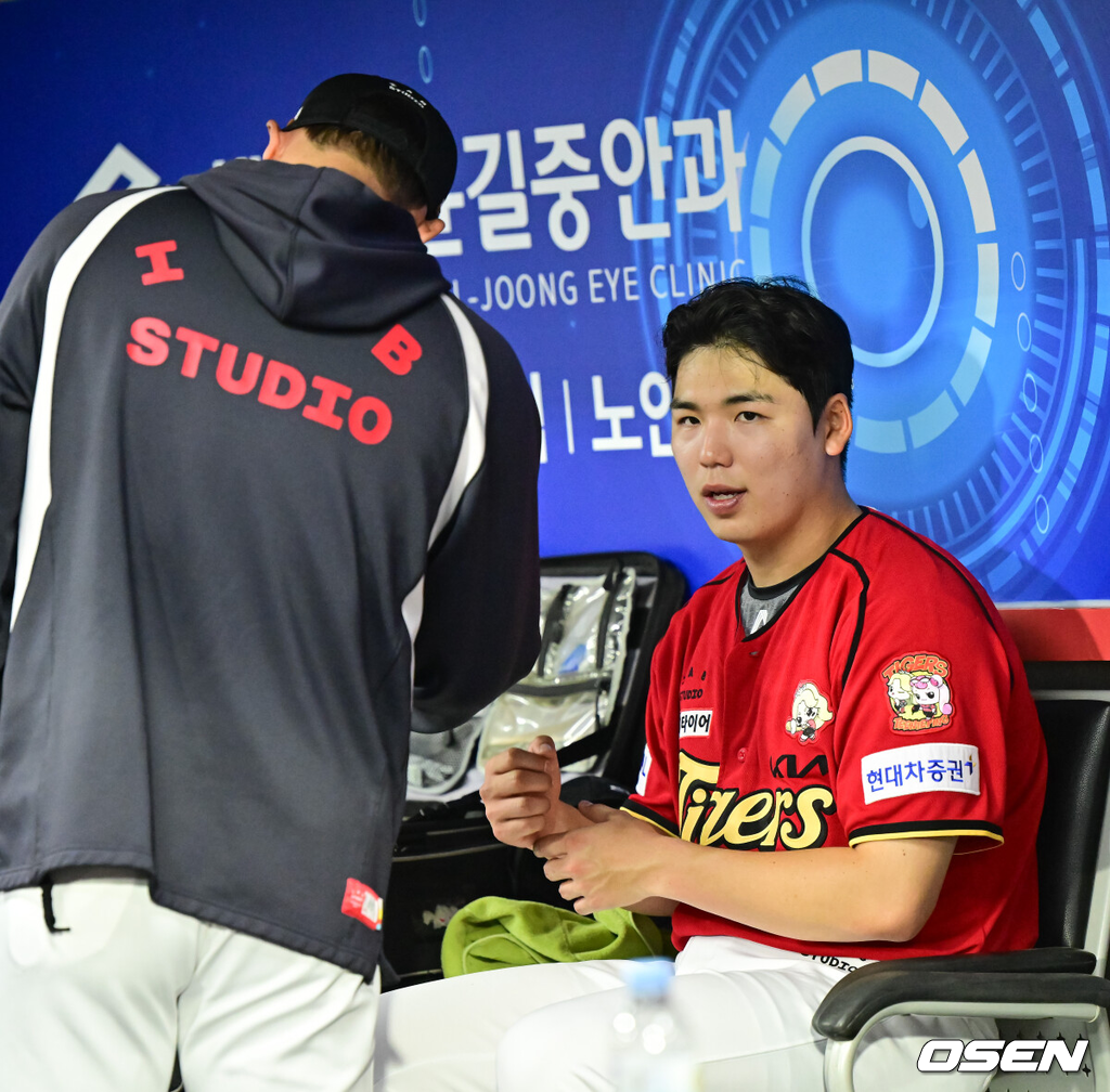 2일 오후 광주 북구 광주기아챔피언스필드에서 2026 신한 SOL KBO리그 KIA 타이거즈와 KT 위즈의 경기가 진행됐다.이날 KIA는 황동하를, KT는 오원석을 선발투수로 내세웠다.7회초 이닝종료 후 KIA 선발투수 황동하가 이동걸 코치와 하이파이브를 하고 있다. 2026.05.02 / soul1014@osen.co.kr
