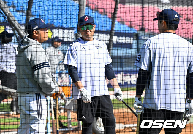 [OSEN=잠실, 박준형 기자] 8일 서울 잠실구장에서 '2026 신한 SOL Bank KBO리그' 두산 베어스와 키움 히어로즈의 경기가 열렸다.이날 두산은 최민석을, 키움은 정세영을 선발투수로 내세웠다.경기 앞서 두산 김원형 감독이 양의지, 양석환과 이야기를 나누고 있다.  2026.04.08 / soul1014@osen.co.kr