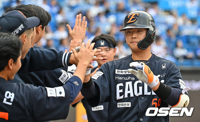 [OSEN=대구, 이석우 기자] 2일 대구삼성라이온즈파크에서 2026 신한 SOL KBO 리그 삼성 라이온즈와 한화 이글스의 경기가 열렸다. 홈팀 삼성은 장찬희가, 방문팀 한화는 문동주가 선발 출전했다. 한화 이글스 허인서가 2회초 무사 1루 좌월 2점 홈런을 치고 하이파이브를 하고 있다. 2026.05.02 / foto0307@osen.co.kr