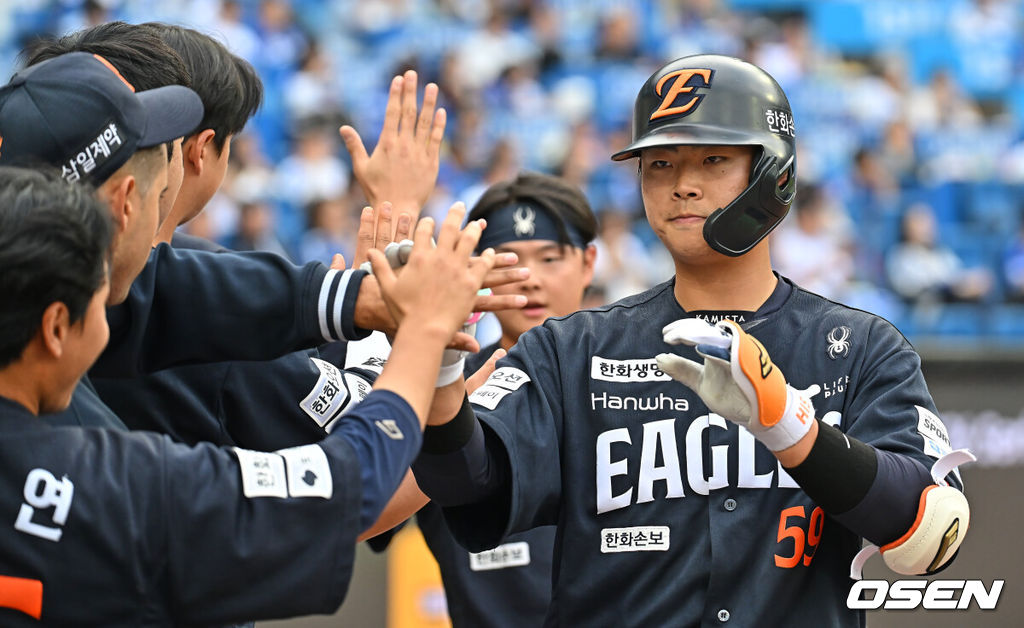 2일 대구삼성라이온즈파크에서 2026 신한 SOL KBO 리그 삼성 라이온즈와 한화 이글스의 경기가 열렸다. 홈팀 삼성은 장찬희가, 방문팀 한화는 문동주가 선발 출전했다. 한화 이글스 허인서가 2회초 무사 1루 좌월 2점 홈런을 치고 하이파이브를 하고 있다. 2026.05.02 / foto0307@osen.co.kr